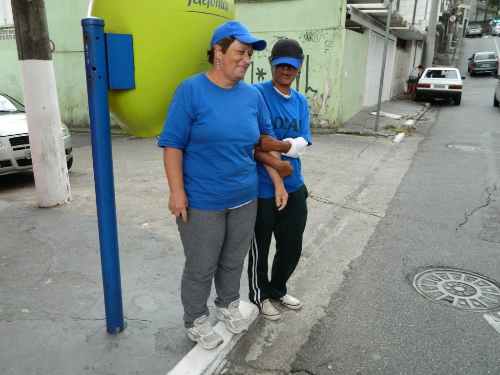 Maria Eduarda (esq.) e Campos - elas estavam sem a "seta" na hora da foto porque era intervalo de descanso.