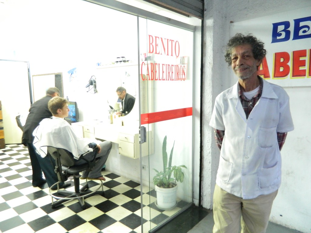 Apulchro em frente ao salão de cabeleireiro onde trabalha, na Vila Madalena