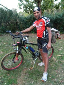 Edmundo anda bastante de bike para chegar a um século de vida