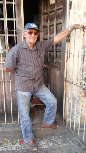 Edvaldo Veras na porta de sua loja "O Tempo"