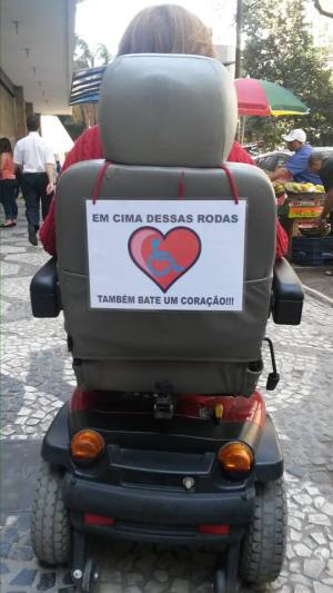 'Às vezes eu coloco uma frase assim na cadeira: sou feliz, e você?'