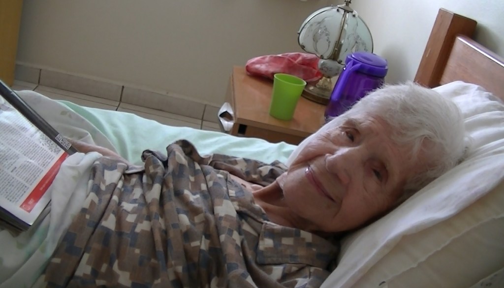 'Vai pela sombra! Que o sol está quente!', brincou Dona Rosa quando eu fui embora