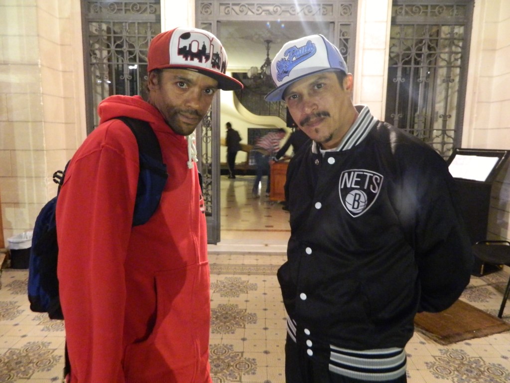 'Com o hip hop, o rap, a poesia,  a gente faz o adolescente, o jovem, pessoas de todas as faixas etárias, a usarem a massa cinzenta'', diz Banks (dir.)