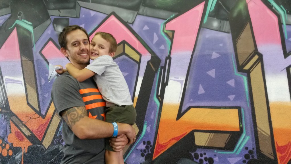 'Cuidar e melhorar a qualidade de vida das pessoas me faz bem também', diz Rodrigo, que fez questão de tirar a foto com o filho Eduardo, de 5 anos